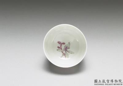 图片[2]-Wine cup in falangcai enamels on white ground with painted pattern of flower brocade. Qing dynasty, Qianlong reign, 1741-China Archive